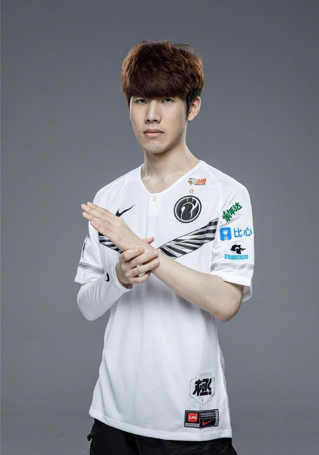 外媒更新排名全球战力榜：这次LPL直接霸榜前三